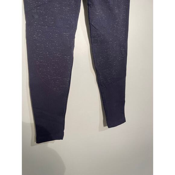 Lululemon Free To Flow 7/8 Tight in Midnight Navy/White - Picture 10 of 10